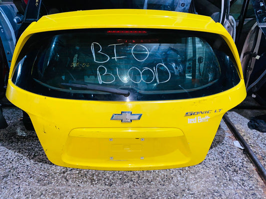 COMPUERTA DE CHEVROLET SONIC LT 2015